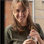 Soy belga, profesora de infantil. Vivo en España desde un año y aquí soy auxiliar de francés en una escuela IES y bachillerato.